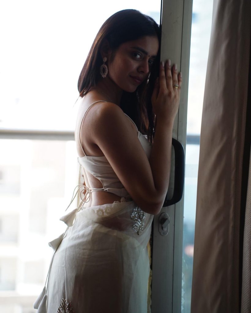Kushitha Kallapu bold look in white saree and sleeveless blouse