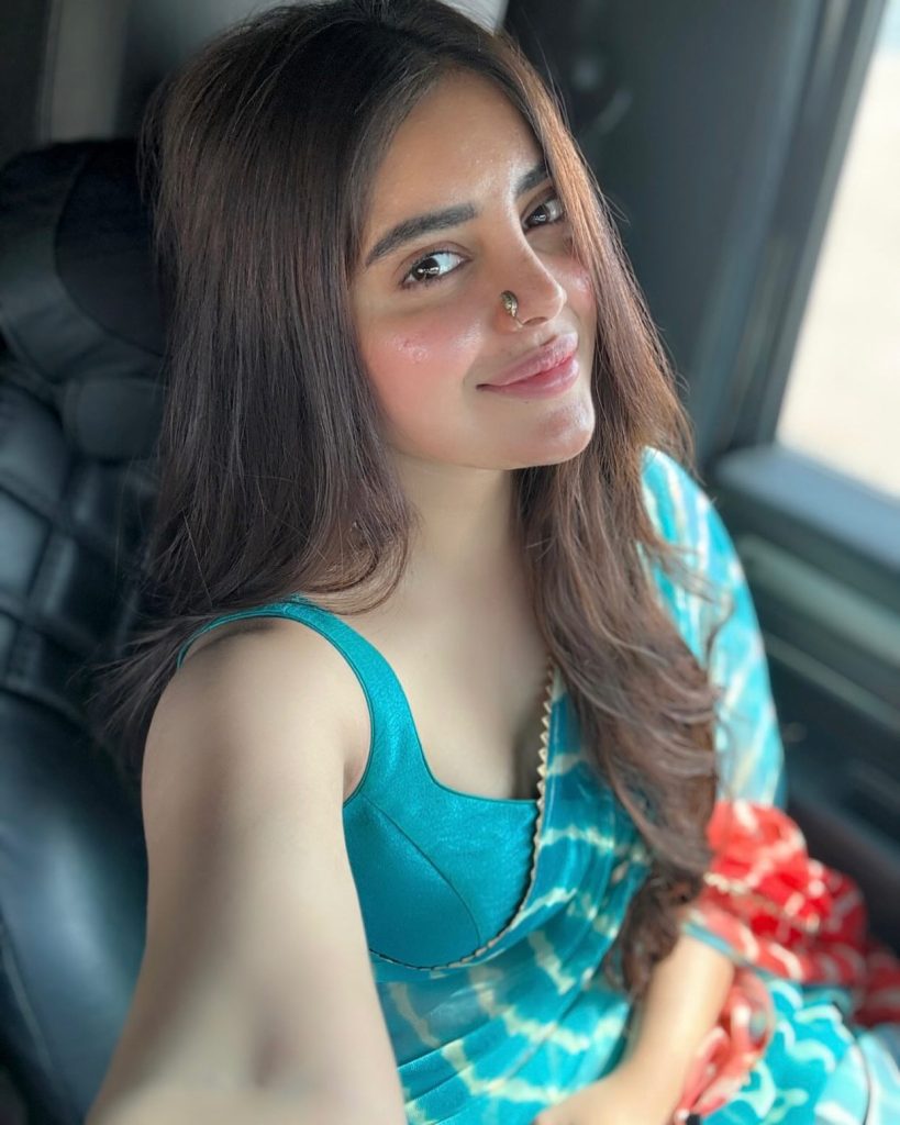 Kushitha Kallapu's blue saree blouse and jewelry coordination