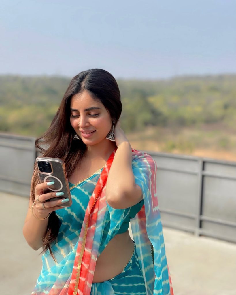 Kushitha Kallapu's complete blue saree styling