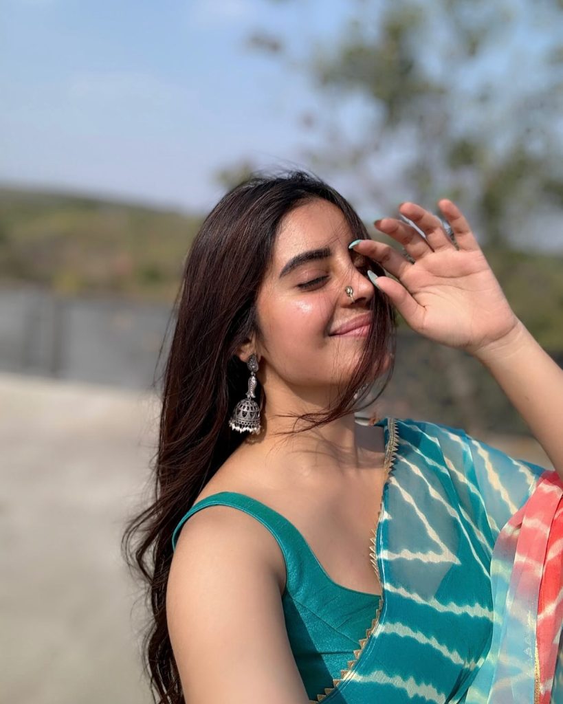 Kushitha Kallapu's complete blue saree styling