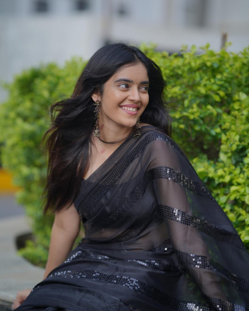 Kushitha Kallapu bold and sexy appearance in black saree