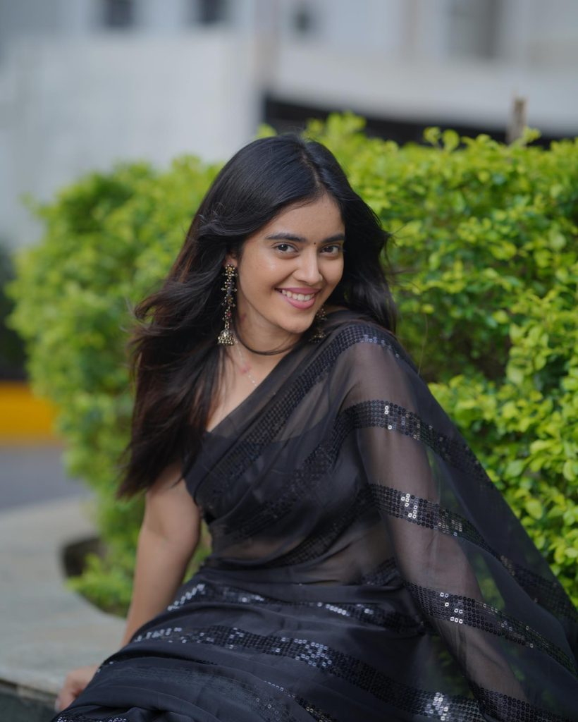 Kushitha Kallapu bold and sexy appearance in black saree