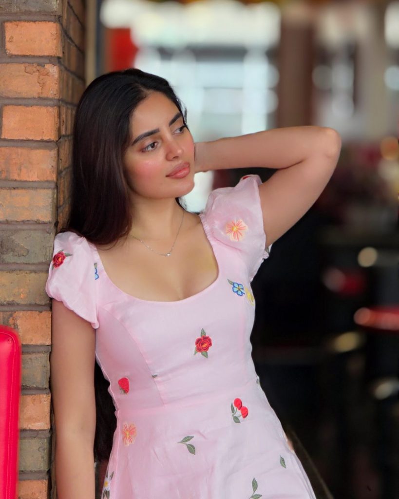 Kushitha Kallapu's natural makeup with pink dress styling