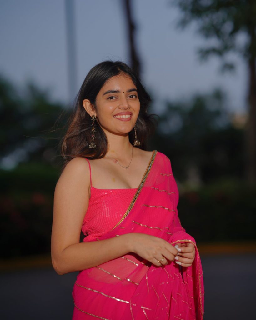Kushitha Kallapu sizzling poses in pink saree
