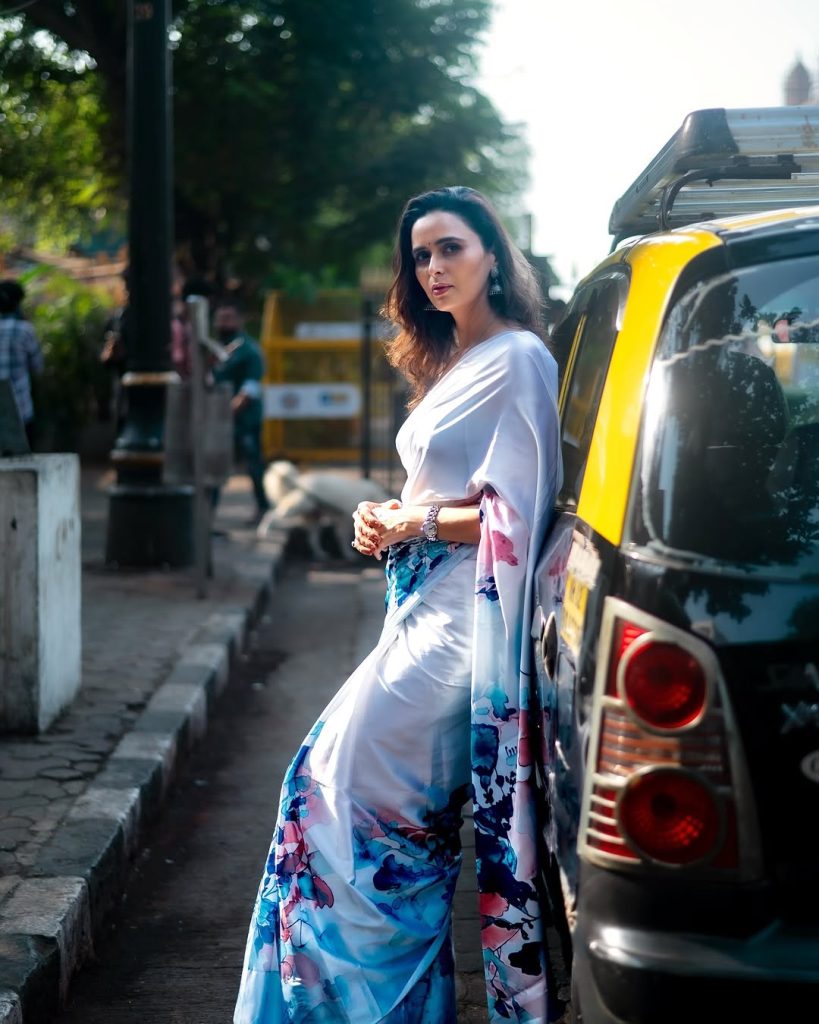 Meenakshi Dixit's complete white saree elegant look
