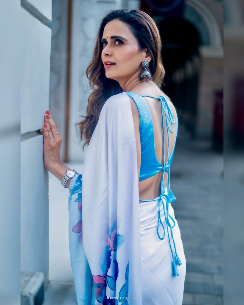 Meenakshi Dixit's white saree blouse and styling details
