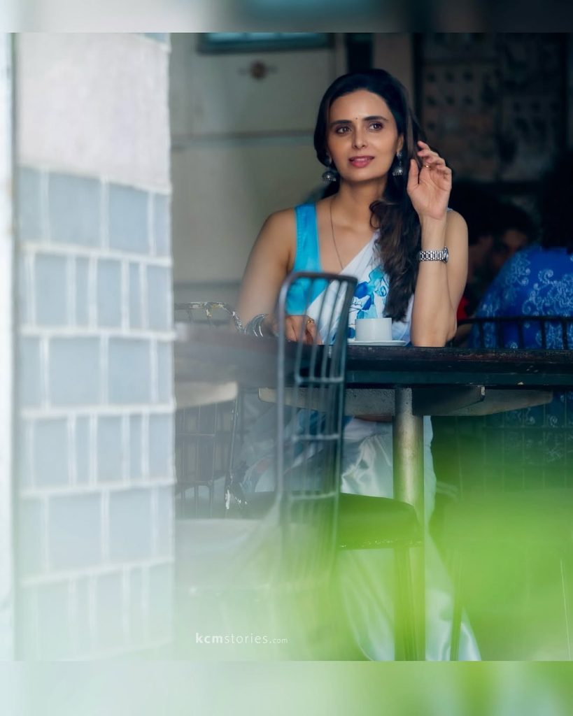 Meenakshi Dixit's complete white saree elegant look