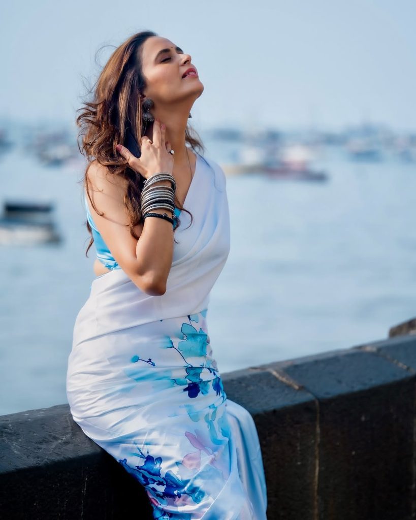 Meenakshi Dixit's white saree blouse and styling details