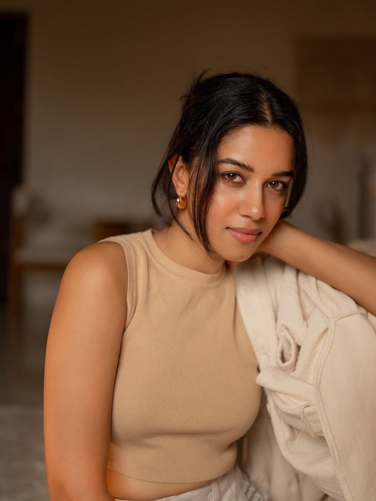 Close-up of Mirnalini Ravi's natural makeup and casual hairstyle