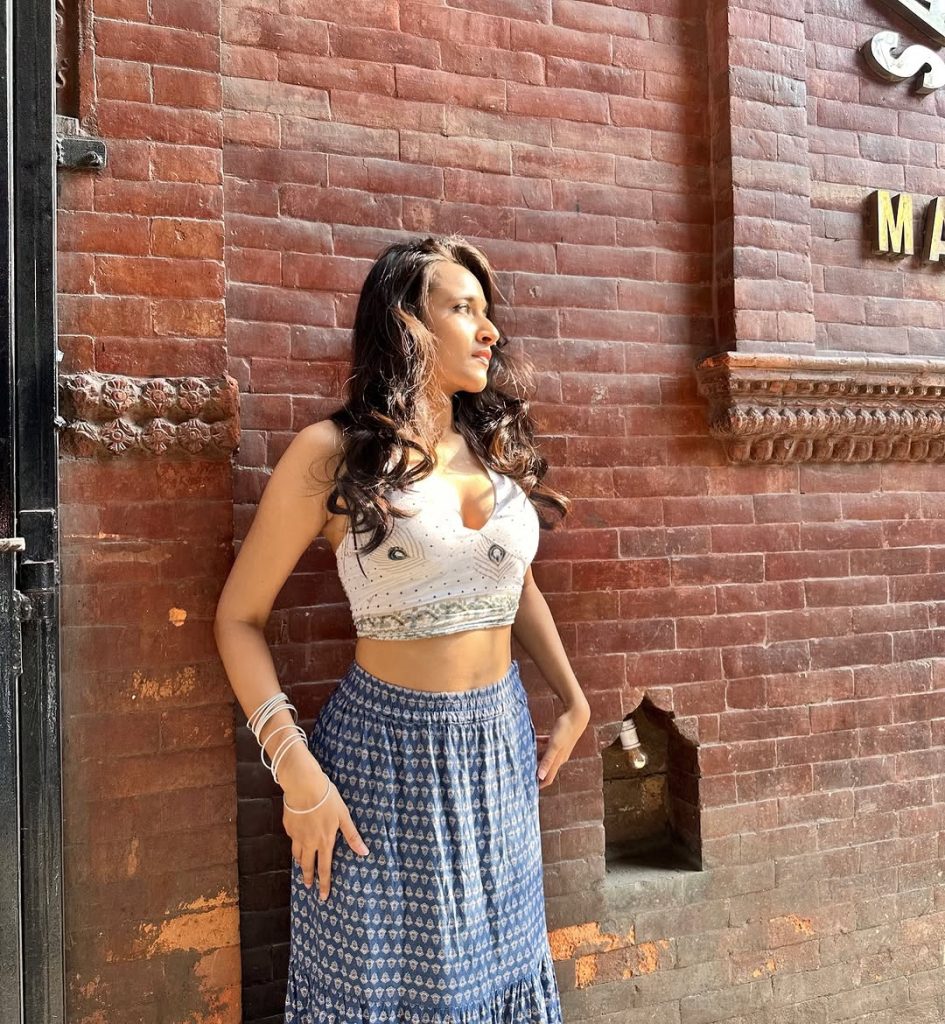 Nuveksha's natural makeup and relaxed street styling