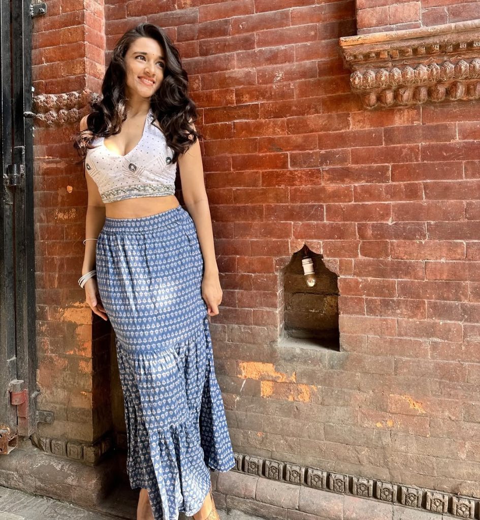 Nuveksha's natural makeup and relaxed street styling