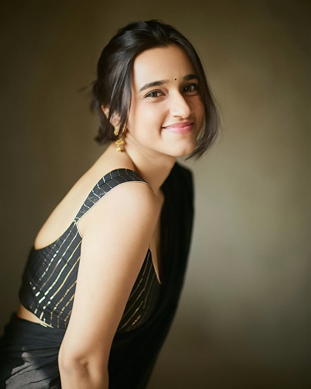 Nuveksha Hot Looking Photos in Black Saree (10)