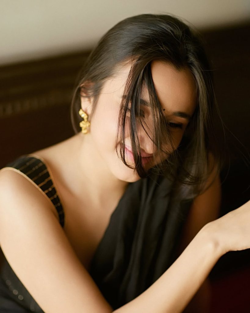 Nuveksha's bold makeup complementing black saree