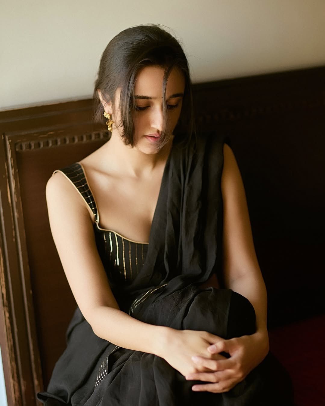 Nuveksha Hot Looking Photos in Black Saree (12)