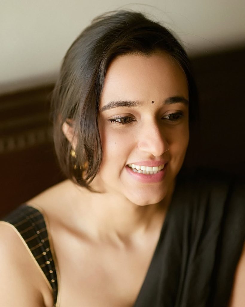 Nuveksha's complete black saree hot styling