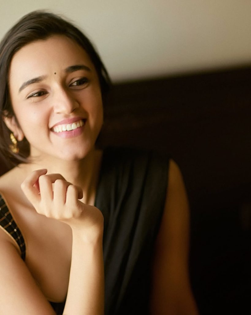 Nuveksha's complete black saree hot styling