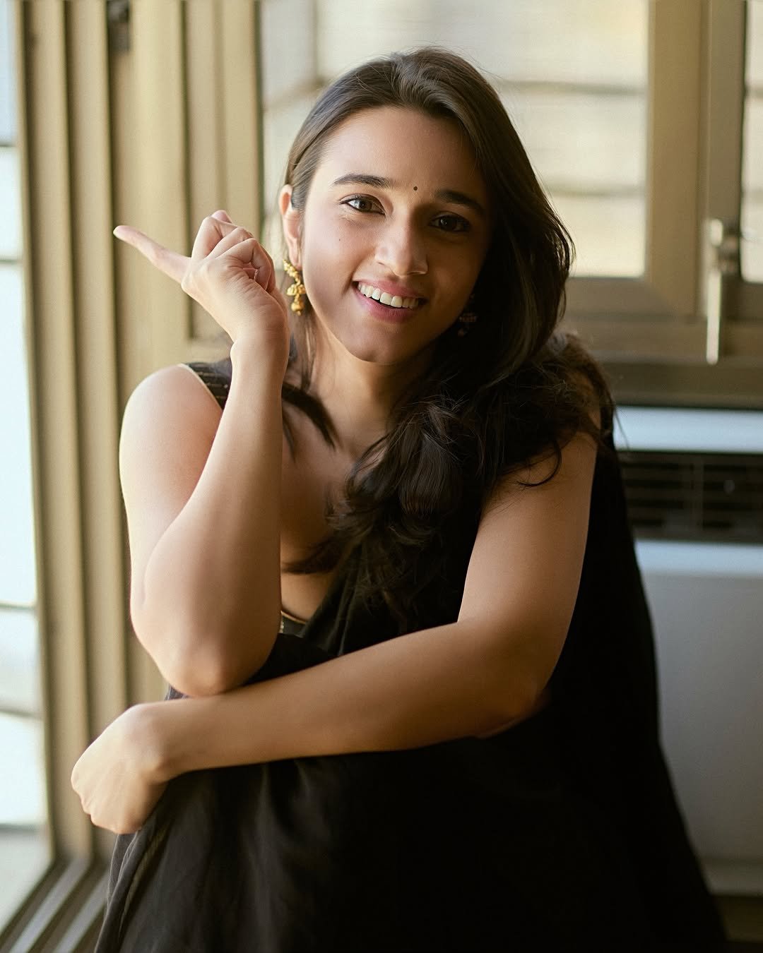 Nuveksha Hot Looking Photos in Black Saree (18)
