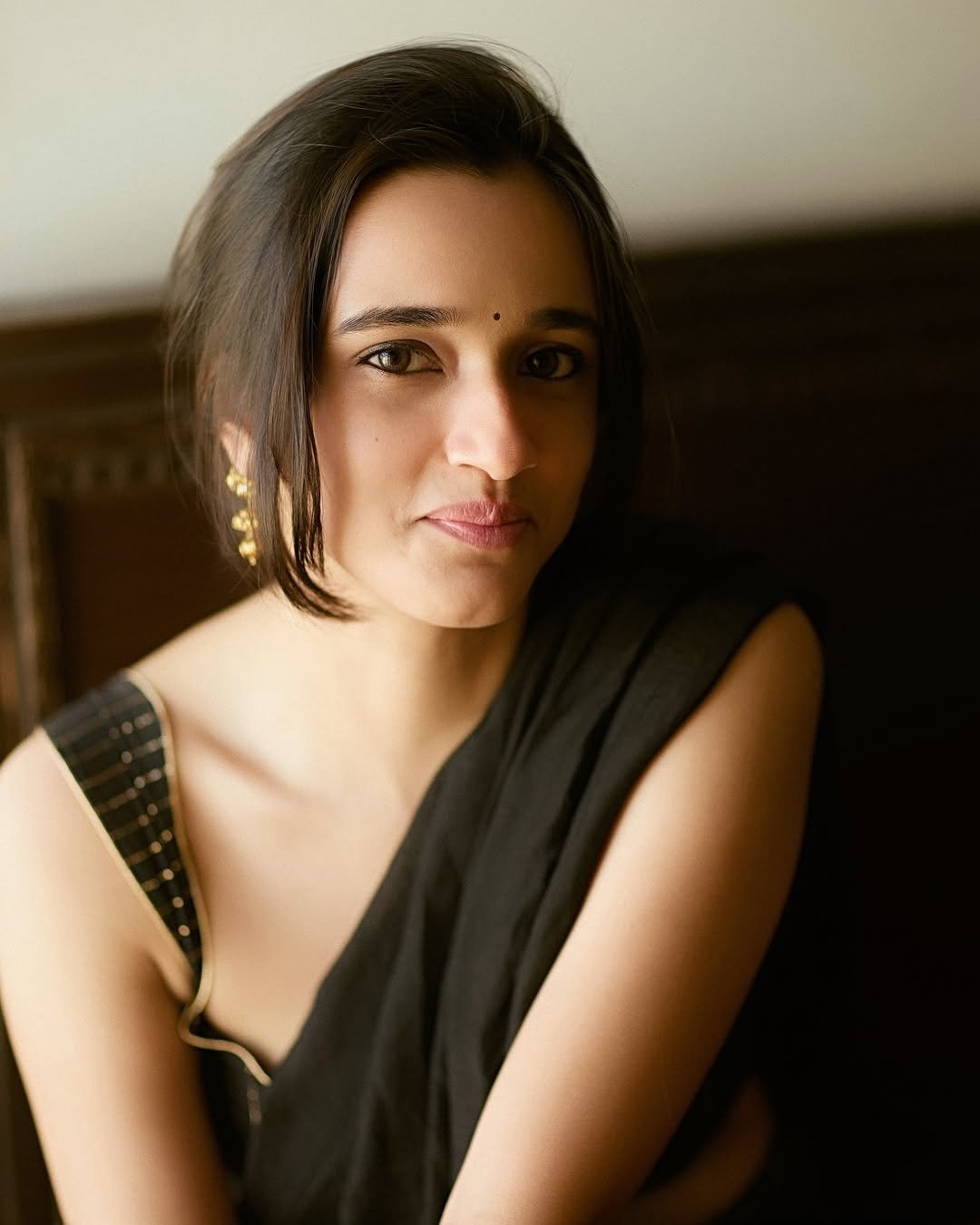 Nuveksha Hot Looking Photos in Black Saree (23)