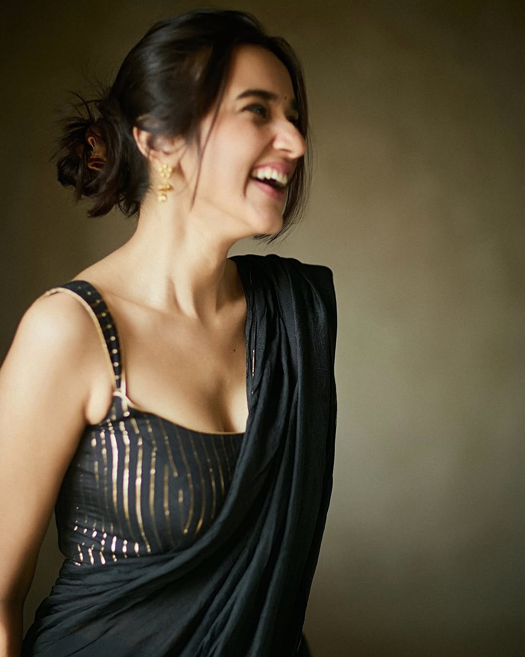 Nuveksha Hot Looking Photos in Black Saree (27)