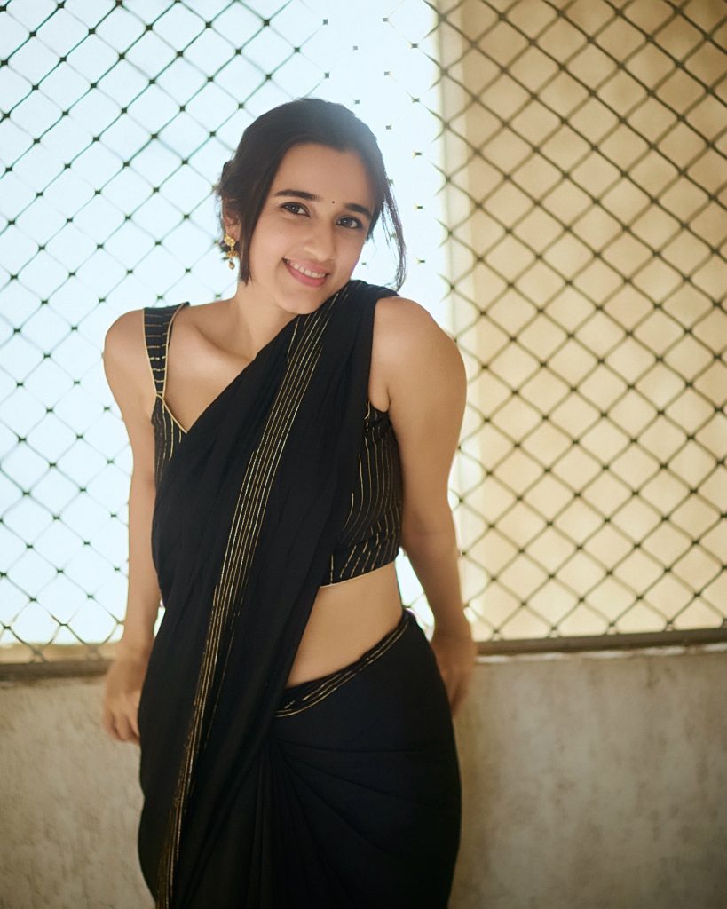 Nuveksha's bold makeup complementing black saree