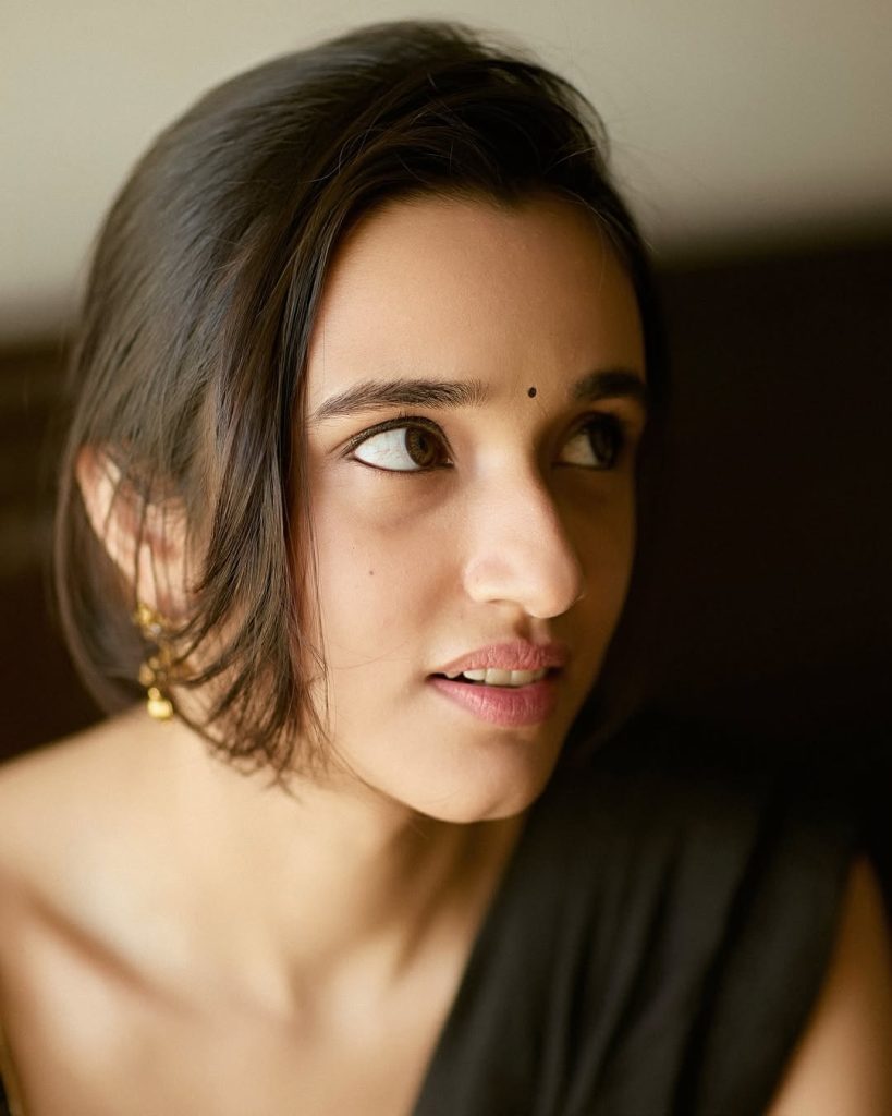Nuveksha's bold makeup complementing black saree