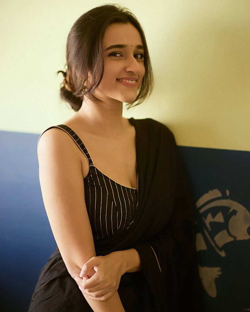Nuveksha's bold makeup complementing black saree