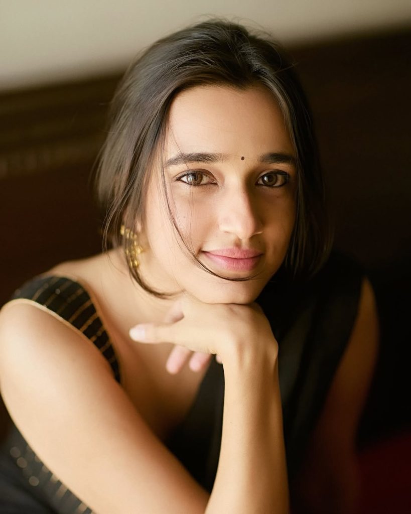 Nuveksha's bold makeup complementing black saree