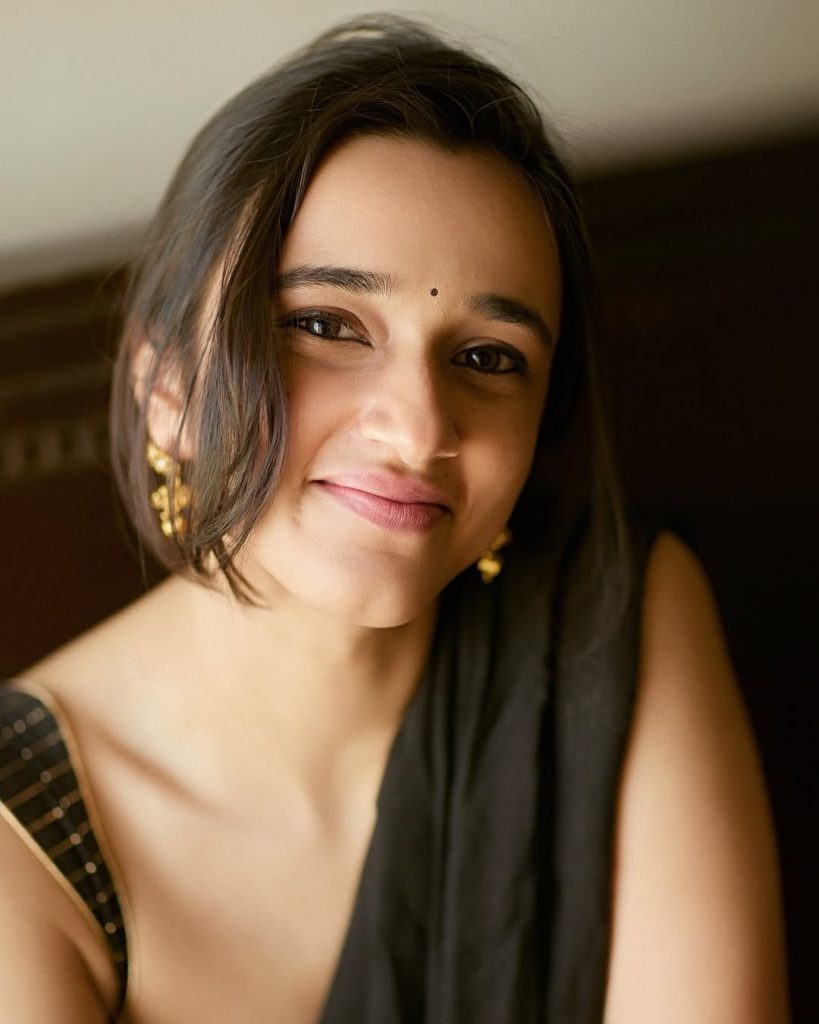 Nuveksha's bold makeup complementing black saree