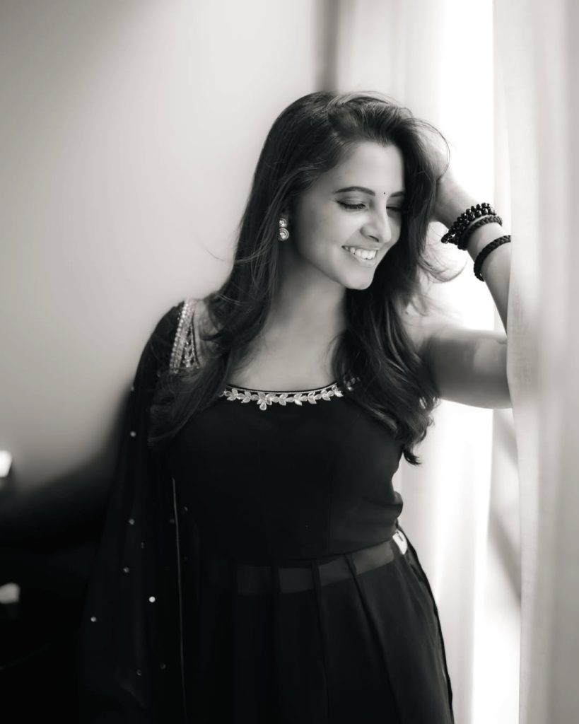 Preethi Asrani's bold makeup complementing black dress
