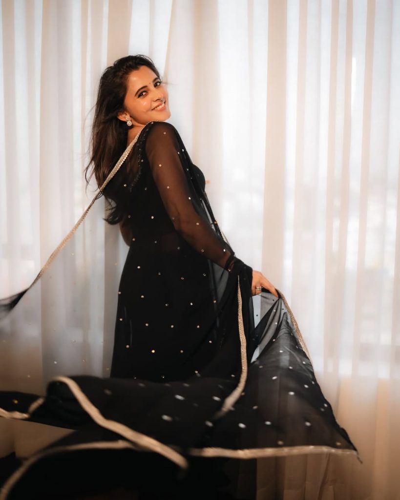 Preethi Asrani's bold makeup complementing black dress