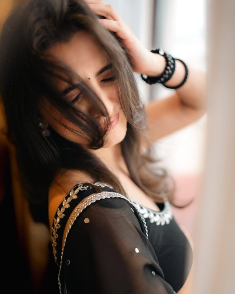 Preethi Asrani's bold makeup complementing black dress