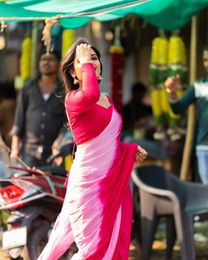 Priyanka Jain's pink saree blouse and jewelry coordination