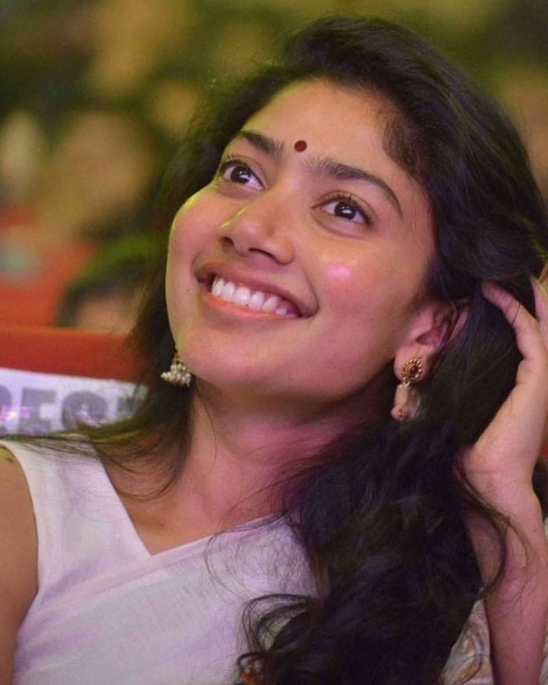 Sai Pallavi Photos in White Saree on Pre Realease Event (17)