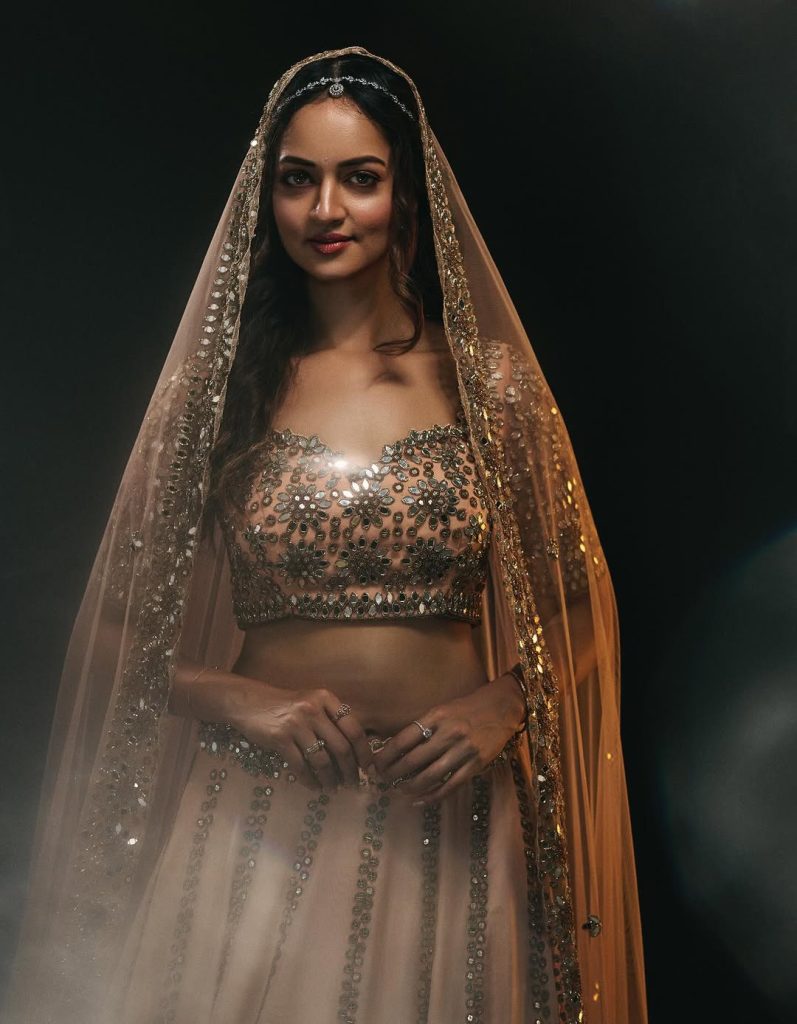 Shanvi Srivastava's royal makeup and traditional jewelry pieces