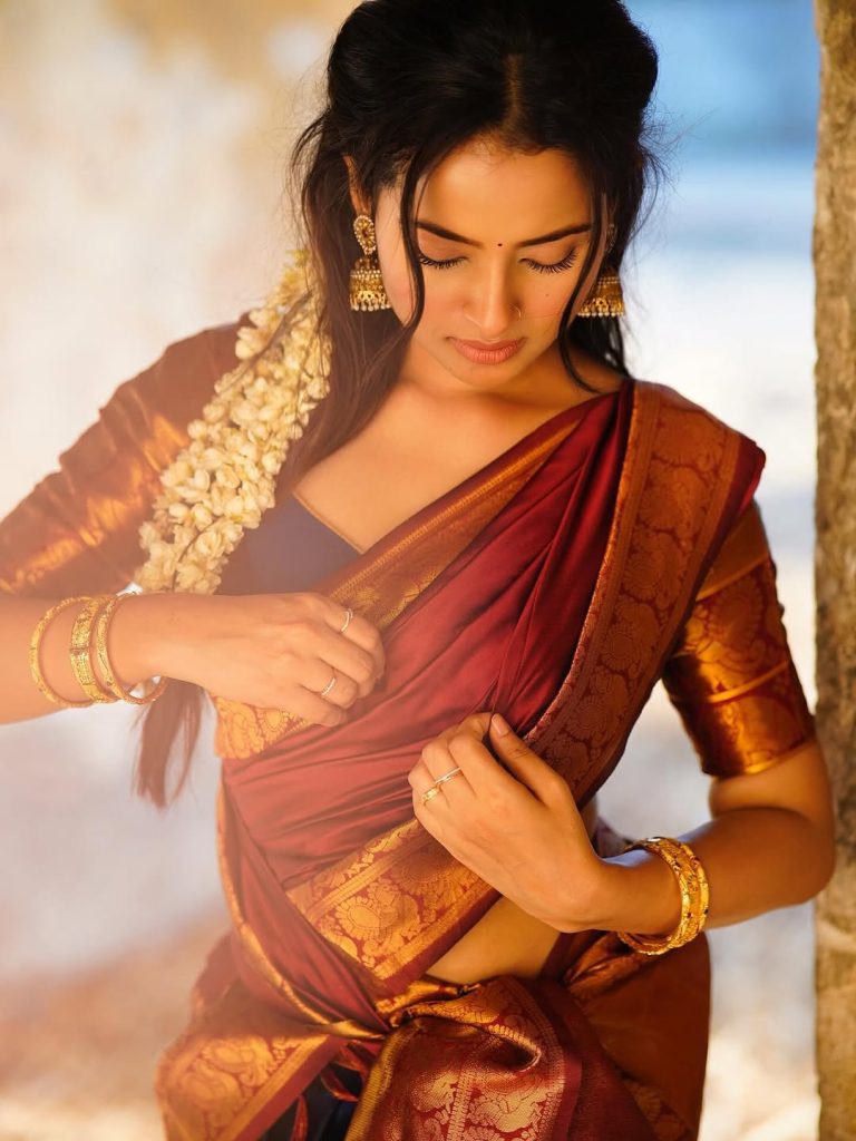 Aarushi Baruah embodies confidence in striking traditional saree ensemble