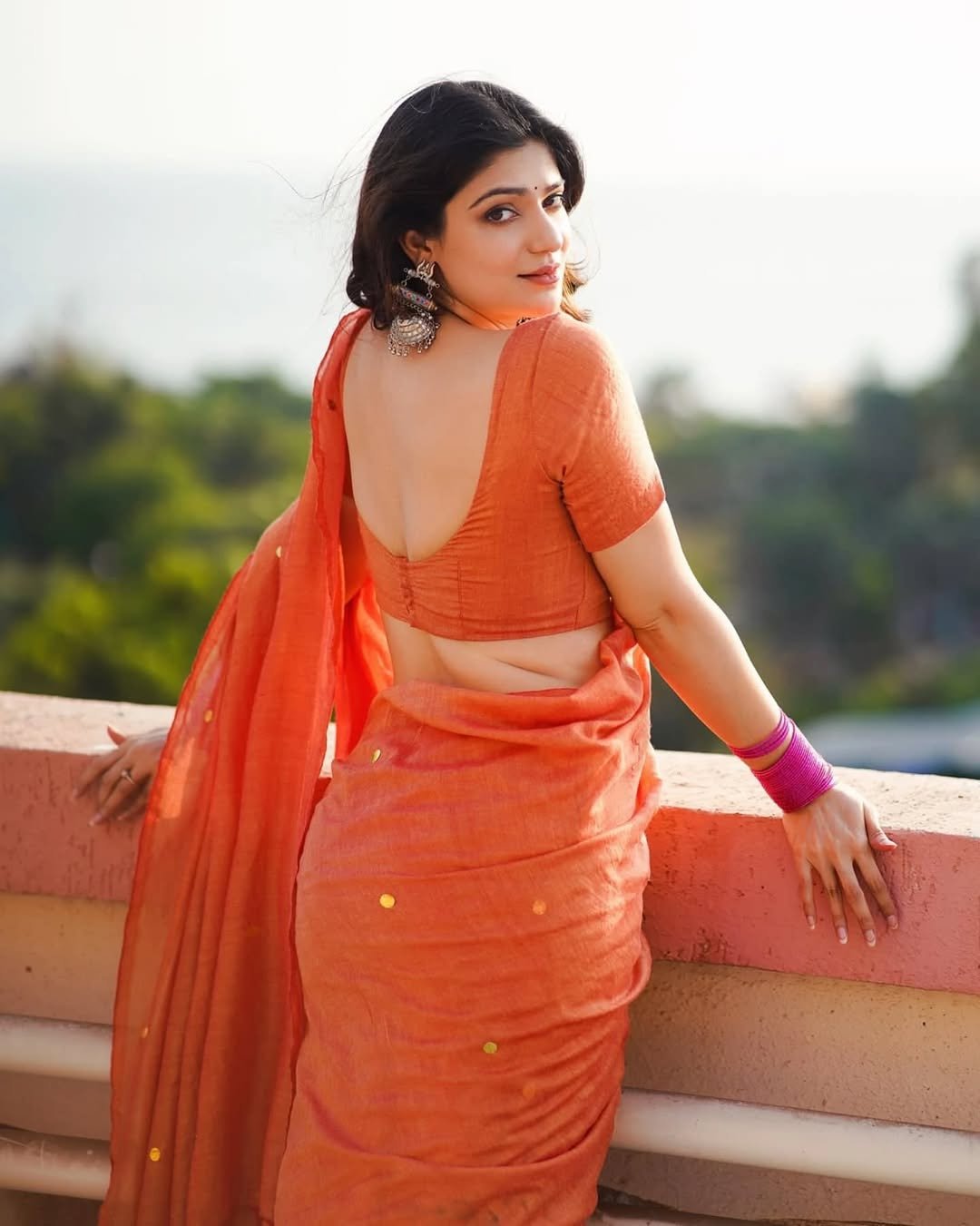 Aditi Gautam Hot Looks in an orange cotton saree with magenta bangles (12)