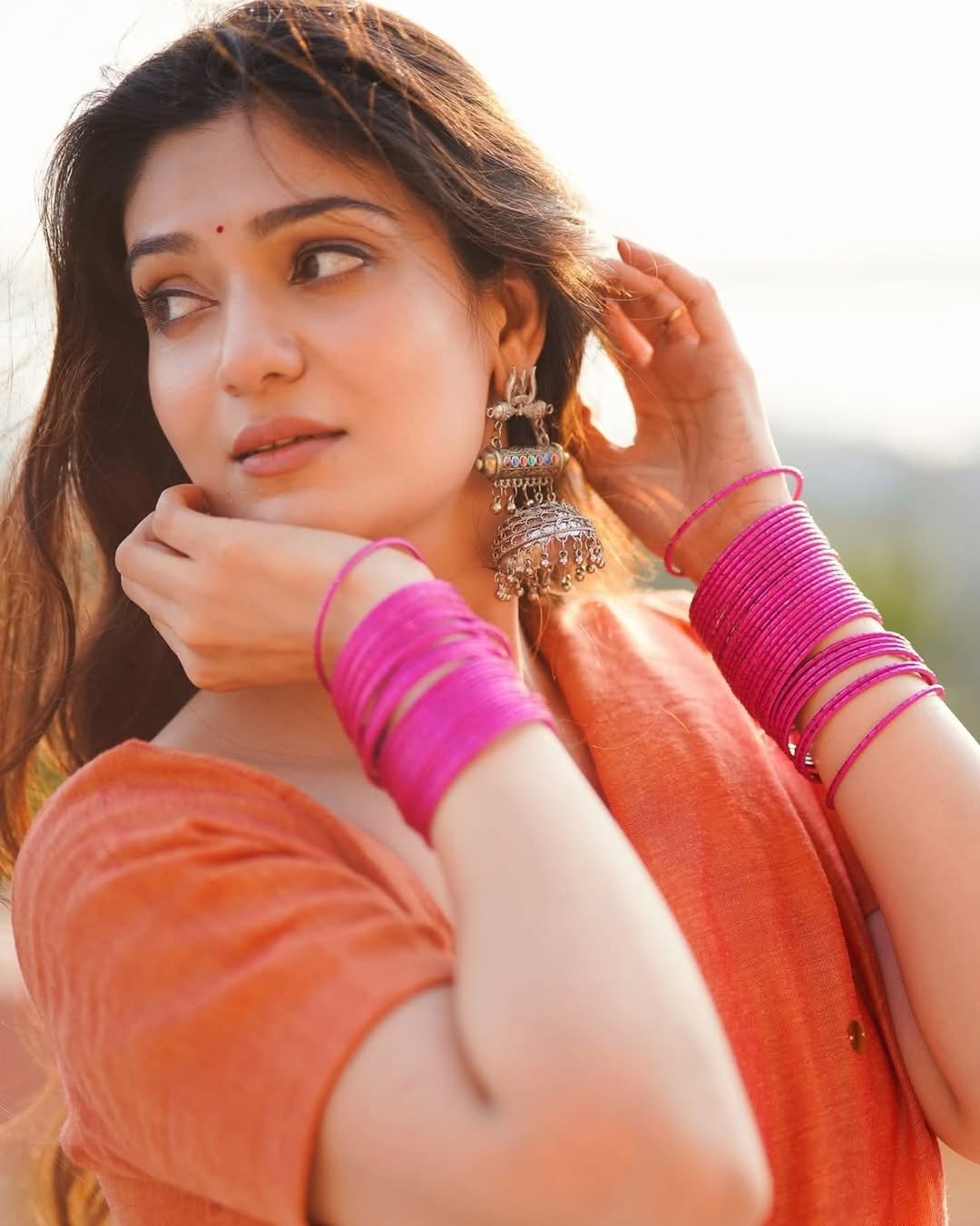 Aditi Gautam Hot Looks in an orange cotton saree with magenta bangles (2)