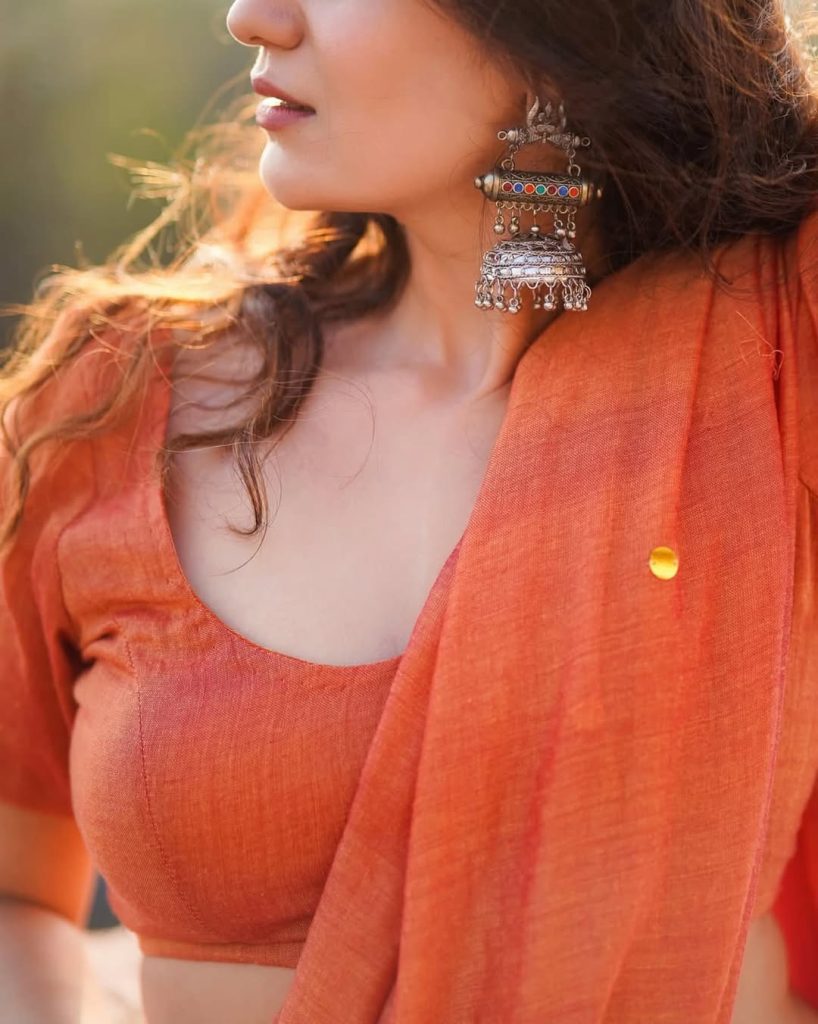 Magenta bangles add perfect color contrast to Aditi Gautam's orange saree ensemble