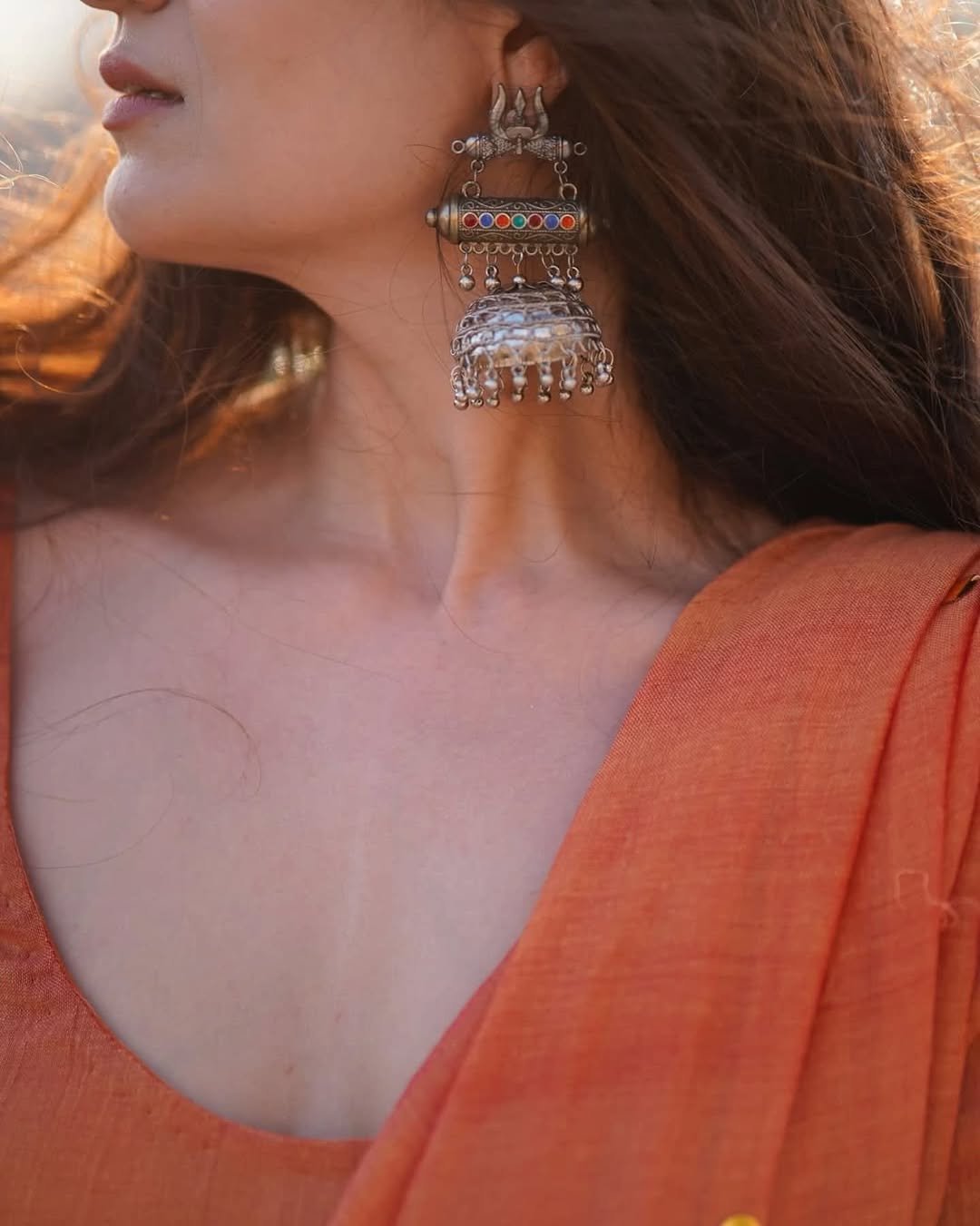 Aditi Gautam Hot Looks in an orange cotton saree with magenta bangles (8)