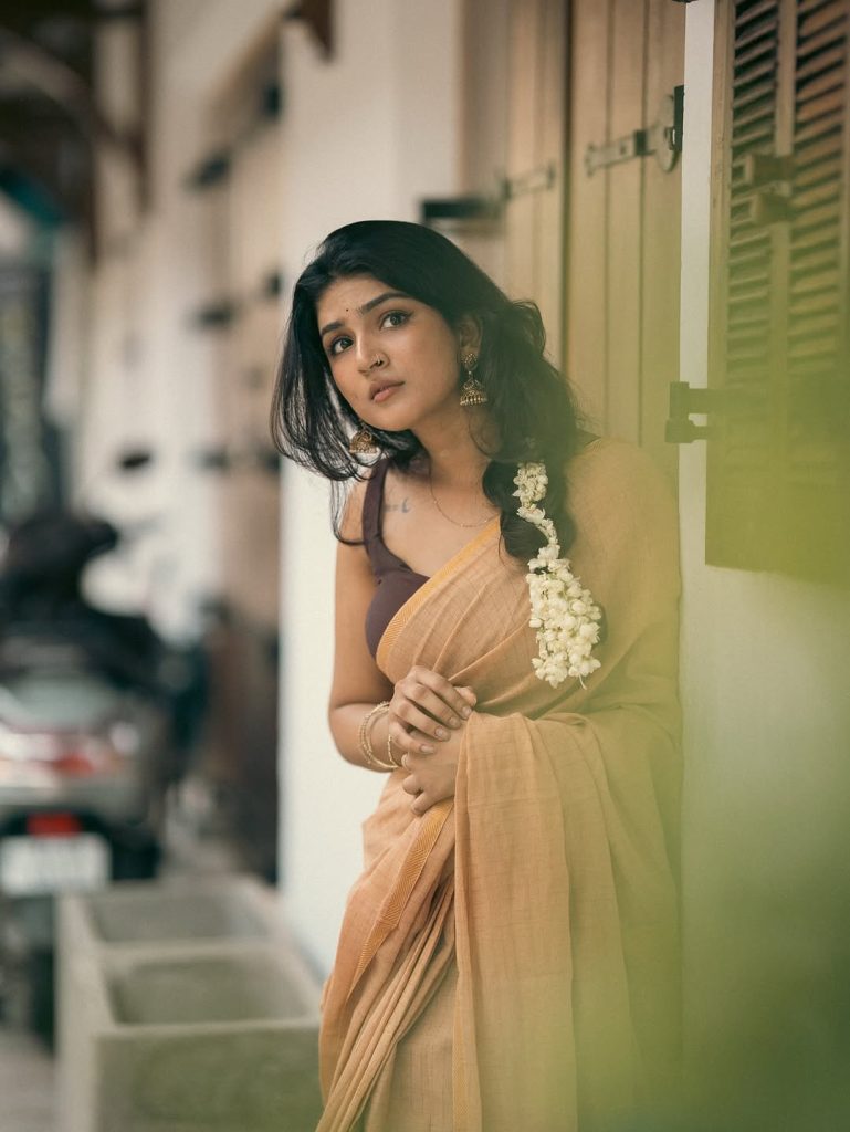 Casual saree styling creates relaxed elegance for Anagha Ajith's photoshoot