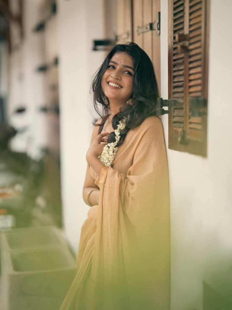 Casual saree styling creates relaxed elegance for Anagha Ajith's photoshoot