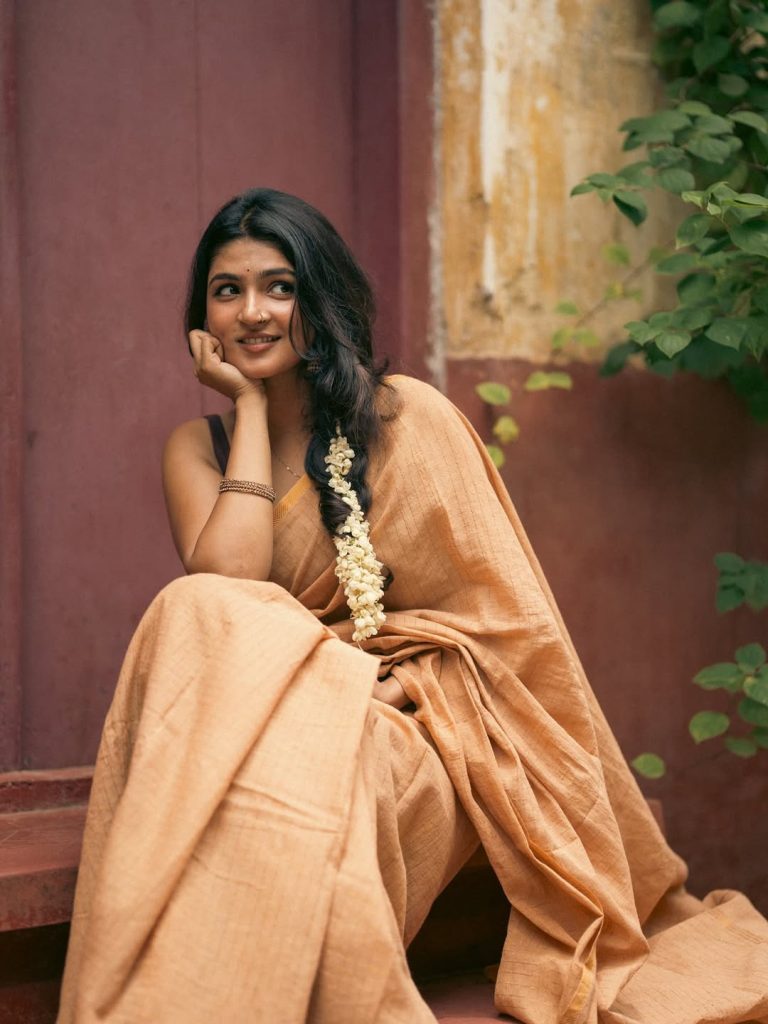 Casual saree styling creates relaxed elegance for Anagha Ajith's photoshoot