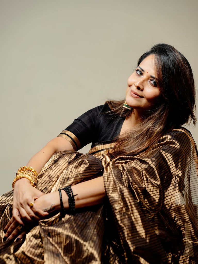 Innovative gradient effect creates stunning color transition in Anasuya's saree fabric