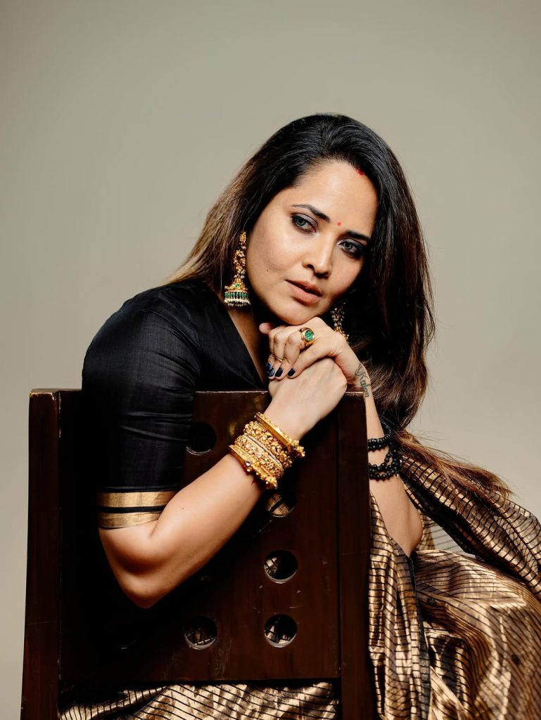 Innovative gradient effect creates stunning color transition in Anasuya's saree fabric