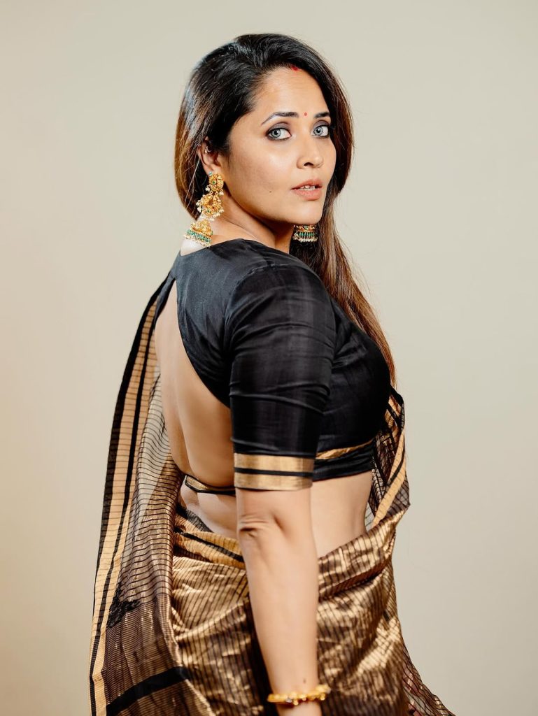 Innovative gradient effect creates stunning color transition in Anasuya's saree fabric
