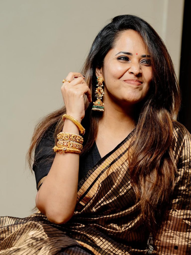 Innovative gradient effect creates stunning color transition in Anasuya's saree fabric