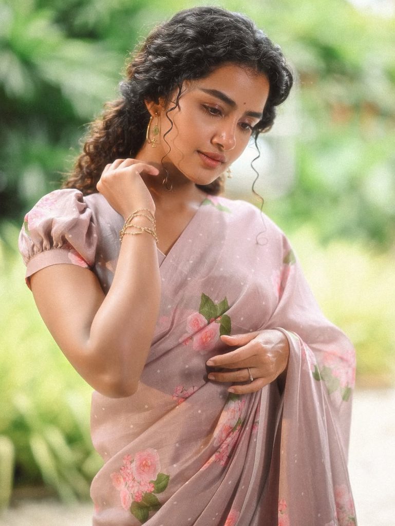 Adorable saree presentation reflects Anupama Parameswaran's charming innocence