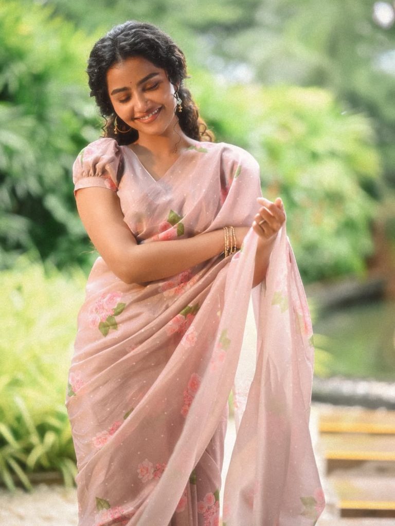 Cute cultural fashion showcases Anupama Parameswaran's traditional wear's youthful appeal