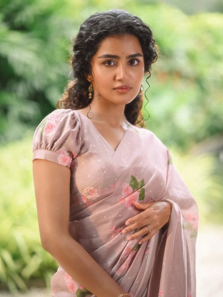 Cute cultural fashion showcases Anupama Parameswaran's traditional wear's youthful appeal