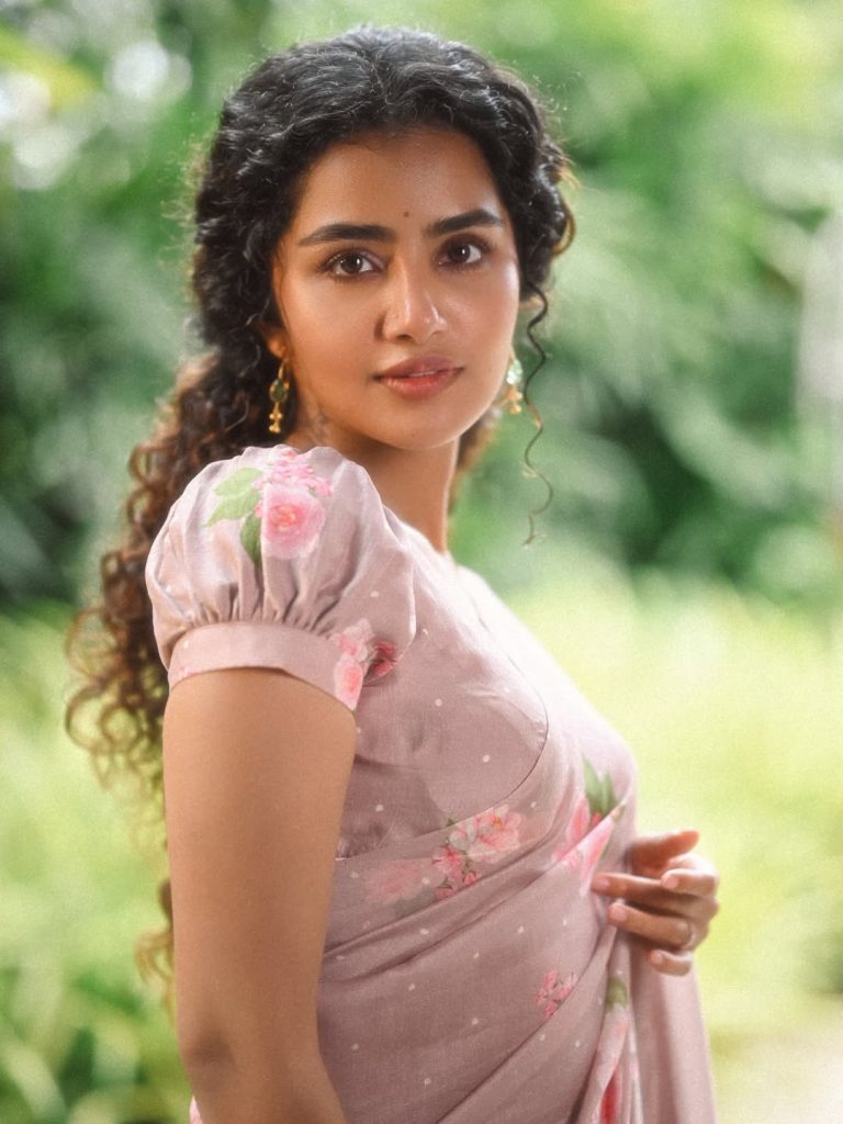 Cute cultural fashion showcases Anupama Parameswaran's traditional wear's youthful appeal